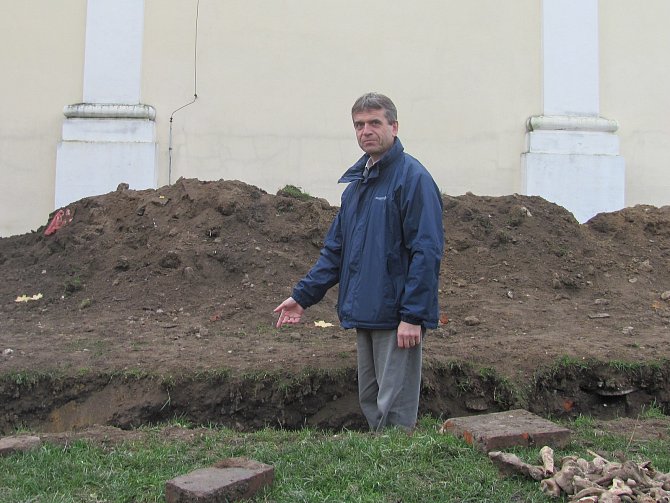 Archeologický výzkum u kostela svatého Martina v Blansku pokračuje. Druhý výkop vedl podél zdi kostela
