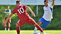 Po vítězství nad Sigmou Olomouc B (červené dresy) 3:1 se fotbalisté Blanska vyhoupli do čela tabulky Moravskoslezské ligy. Foto: Josef Kratochvíl