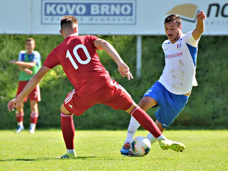 Po vítězství nad Sigmou Olomouc B (červené dresy) 3:1 se fotbalisté Blanska vyhoupli do čela tabulky Moravskoslezské ligy. Foto: Josef Kratochvíl