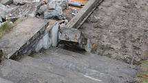 Bagry zbouraly zázemí v bývalém rekreačním středisku Žalov v Hodoníně u Kunštátu. 