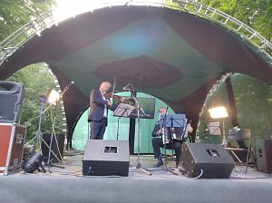 Při koncertu Ve znamení argentinského tanga Svěceného doprovázeli špičkoví akordeonisté Ladislav Horák a  Martin Šulc.