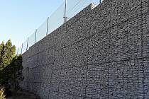 Opěrná zeď je vysoká až tři a půl metru.