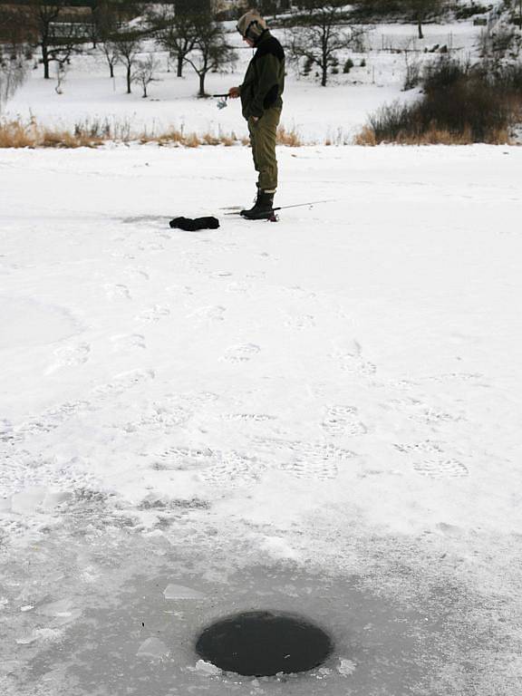 Teploty pod bodem mrazu uvítali na Blanensku kromě provozovatelů sjezdovek a lyžařů také rybáři. Když mrzne až praští, můžou totiž vyzkoušet rybolov přímo na ledu, který je velmi populární v severských zemích a Rusku. Lov na dírkách. 