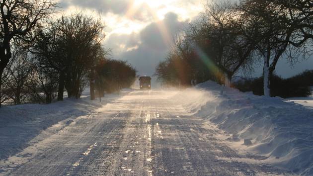 V regionu zkomplikovalo trvalé sněžení dopravu. Podle meteorologů připadne až dvacet centimetrů nového sněhu