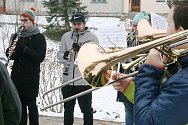 Dechový orchestr Malá Haná vyrazil na Blanensko a Svitavsko na tradiční předvánoční koledování. Už po osmnácté. Navštívil osm míst. Před nedělním polednem hrál ve Světlé (na snímcích) u tamní kapličky.
