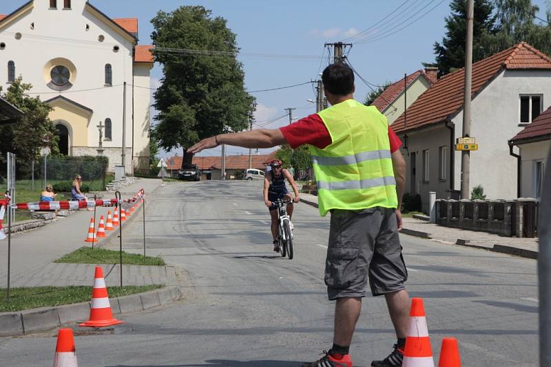 Sedmnáctý ročník Vysočanského triatlonu přilákal 112 sportovců. Úspěch měl i lidový závod.