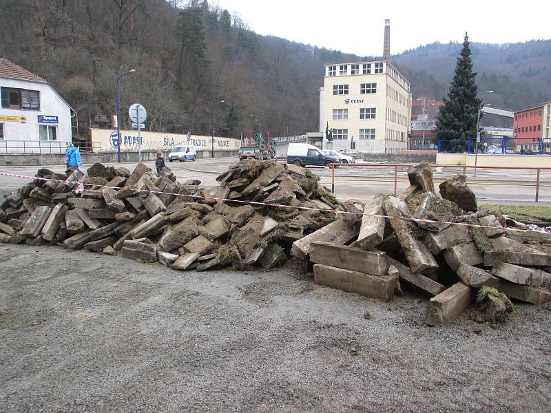 Tak to v těchto dnech vypadá na adamovském náměstí Práce. Dělníci tam začali s terénními úpravami. Na nevzhledné štěrkové ploše budou stromy, lavičky a nový žulový chodník. Hotovo má být v červnu.