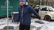 Jan Vajčner (na snímku) je propagátor severské chůze. V projetku Toulavé klacky pomáhá dětským léčebnám na jihu Moravy. V Boskovicích se pří výstupech ke zřícenině tamního hradu pokoušel nastoupanými výškovými metry na dálku zdolat Mount Everest.