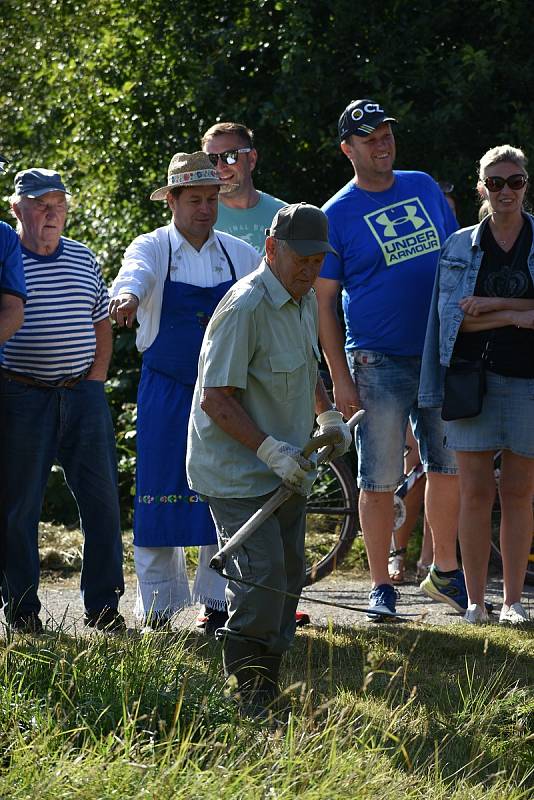 Kloboučské bratrstvo pořádalo už po dvanácté sečení otav. Soutěžilo jedenáct mužů, pět žen a dva junioři.