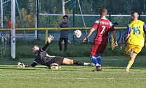 Fotbalista Marek Štencl (ve vínovém) se na podzim blýskl čtyřmi góly v zápase proti Žebětínu, jeho tým vyhrál 4:0.