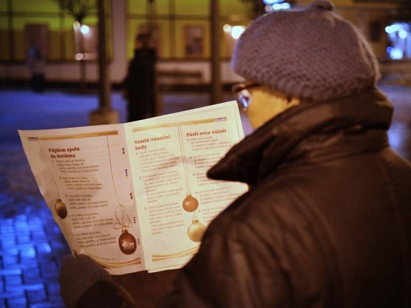 V Blansku se koledy zpívaly na Rožmitálově ulici. Lidé si je notovali se zpěváky ze sboru Martini Band. 