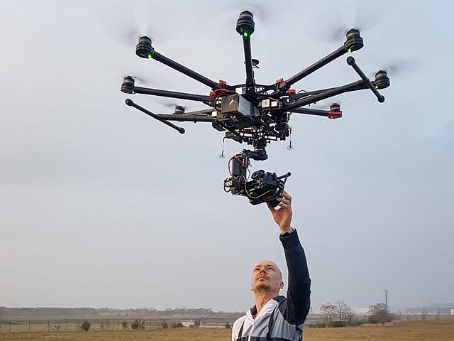 Z dodávky zmizel dron a technika za 400 tisíc.