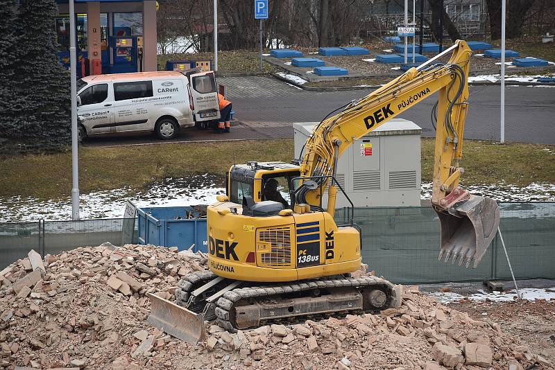 Rekonstrukce postupuje. Část adamovského nádraží už zdemolovaly bagry.