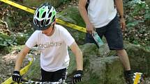 První den mistrovství světa v biketrialu bojovali v lesích nad blanenskou přehradou Palava o medaile jezdci do patnácti let a dívky.