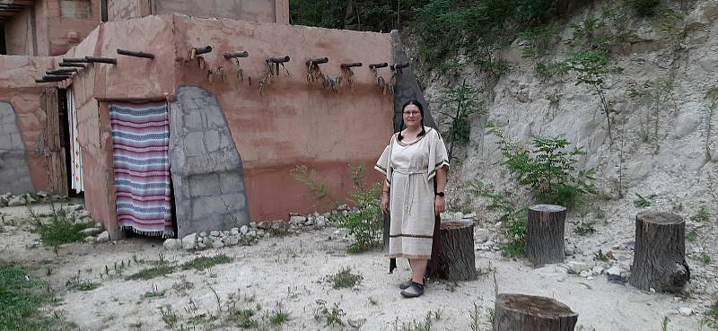 Zuzana Machálková ve Westernovém městečku v Boskovicích v divadelním představení jako indiánka u puebla Apačů.