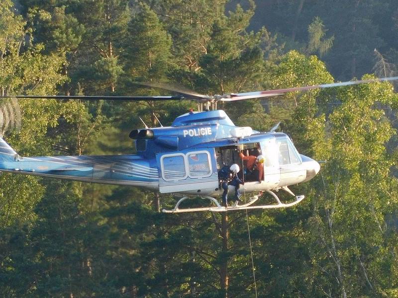 Záchranář na laně se z paluby vrtulníku spouští ke skalní stěně v blanenském zatopeném lomu. Zanedlouho vytahuje muže, kterého vrtulník transportuje k sanitce. Takovou scénu sledovali v úterý po sedmé hodině večer lidé z Blanska.