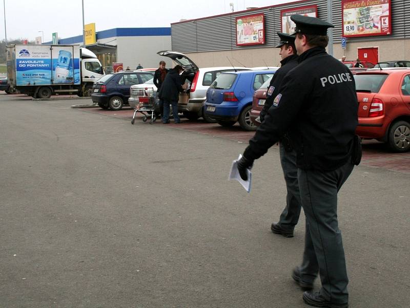 Policisté na Blanensku varují u supermarketů nakupující před kapsáři.