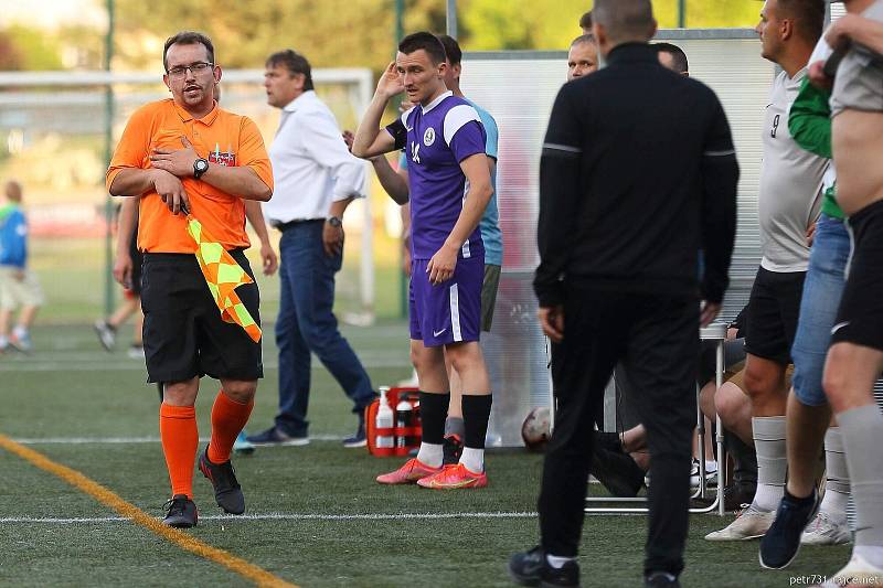 Blanensko (ve fialovém) vypadlo v play-off Superligy malého fotbalu s Mostem.