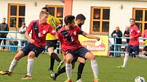 V posledním domácím utkání podzimní části Moravskoslezské divize porazili fotbalisté FK Blansko (v červeném) FK Šumperk 2:1.