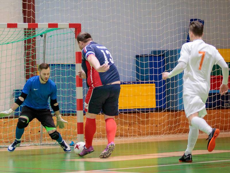 V utkání futsalové divize E porazil PRO-STATIC Blansko (v bílých dresech)  Atraps-Hombres Brno vysoko 16:1.