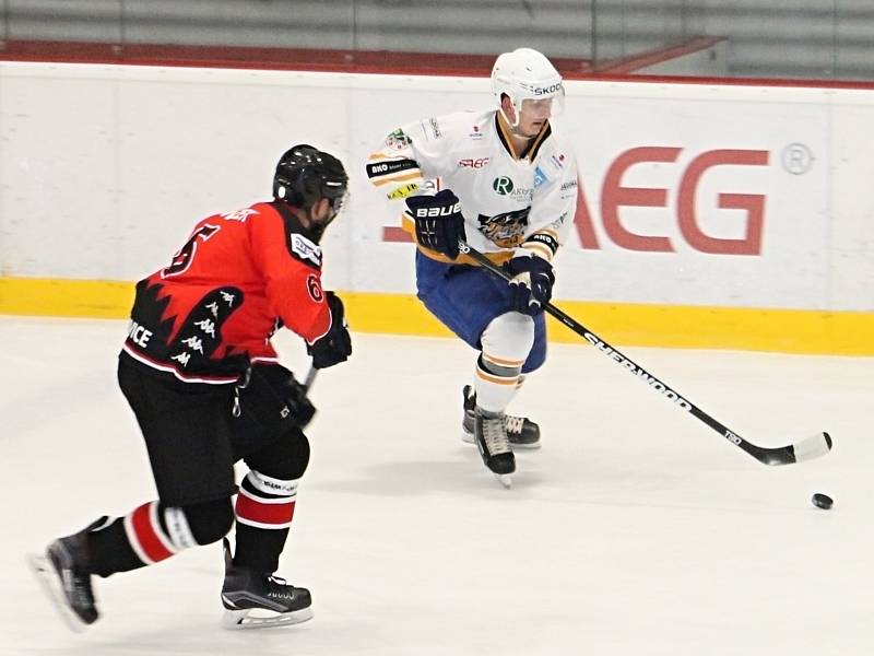 V utkání krajské hokejové ligy porazil Sokol Březina u Brna (bílé dresy) Minervu Boskovice 7:5. Hrálo se ve Vyškově.