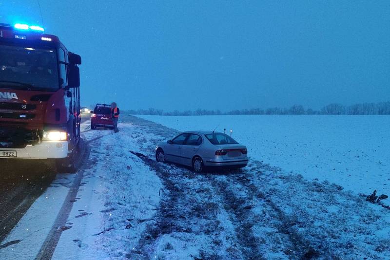 U celkem třinácti nehod zasahovali do sobotní deváté hodiny večerní jihomoravští hasiči.