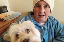 Paní Stavová během rekonvalescence se svým psem Bennym.
