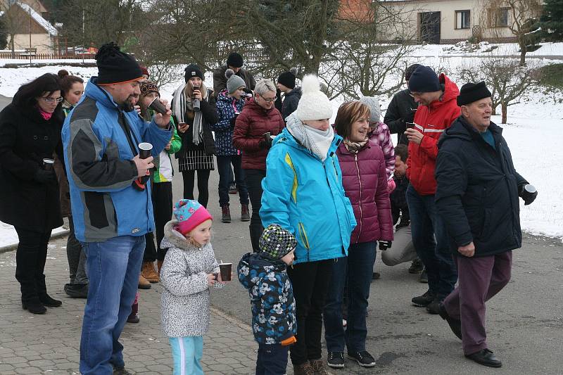 Dechový orchestr Malá Haná vyrazil na Blanensko a Svitavsko na tradiční předvánoční koledování. Už po osmnácté. Navštívil osm míst. Před nedělním polednem hrál ve Světlé (na snímcích) u tamní kapličky.