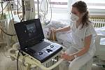 Přenosný ultrazvukový přístroj se používá jednak k vyšetření vnitřních orgánů, a jednak jako pomocník při zavádění cévních vstupů. Tím se předchází mnoha komplikacím. Dá se snadno přemístit k lůžku pacienta, takže není nutné jeho převážení. Stál 600 tisíc