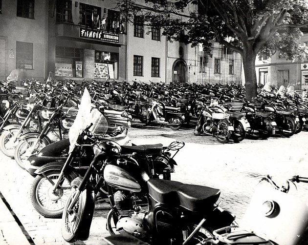 Filmový festival pracujících 1967. Na boskovickém náměstí jednotlivé večery parkovalo až 120 motocyklů, 50 aut a autobusy. Plus několik stovek aut v okolních ulicích.