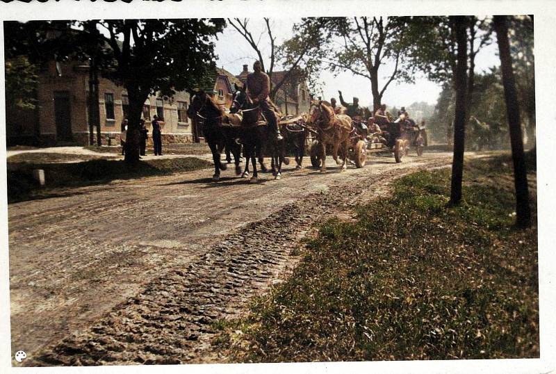 Historické fotografie z druhé světové války upravil Josef Přikryl.