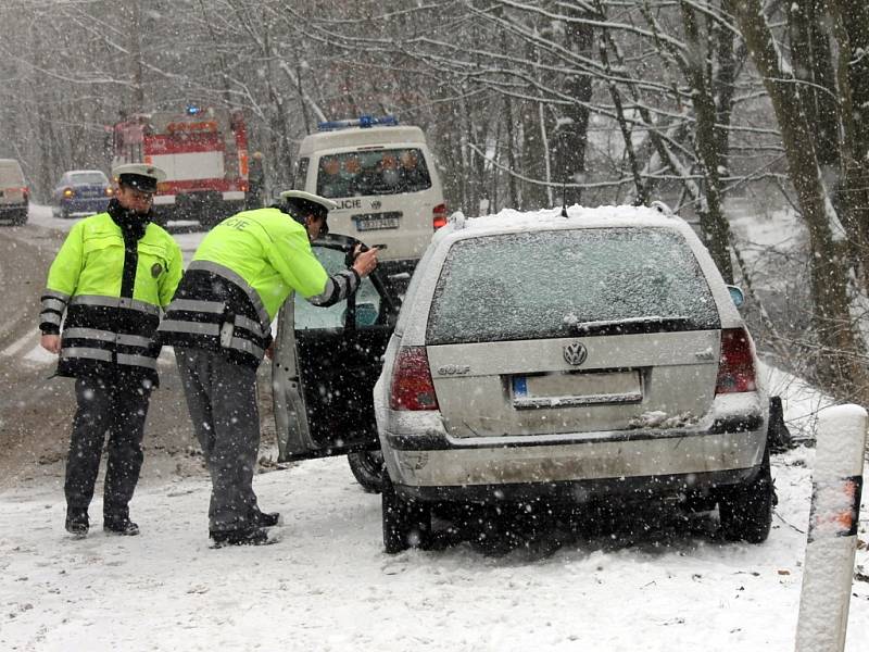  Sedmadvacetiletý muž nezvládl v úterý před polednem jízdu na silnici pokryté rozbředlým sněhem. V úseku mezi Novohradským tunelem a Šebrovem dostal v levotočivé zatáčce smyk a se svým Volkswagenem Golfem vjel do řeky Svitavy. 