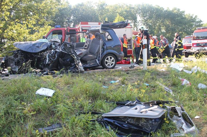 Nehoda se stala asi půl kilometru před kruhovým objezdem v Černé Hoře ze směru od Brna. Řidič osobního auta Mazda Premacy, který jel od Brna, čelně narazil do linkového autobusu.