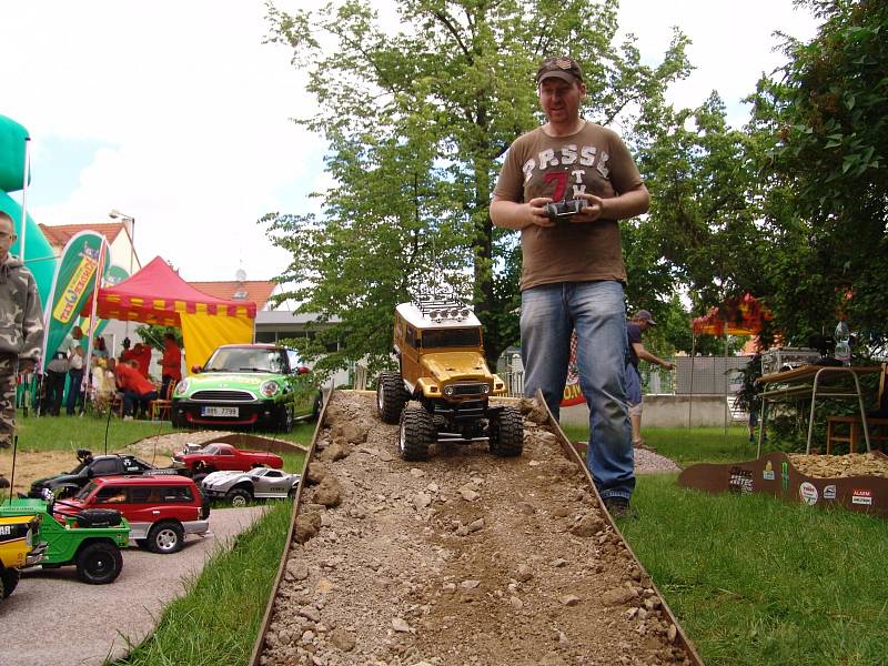 Letošní ročník Modelbraní přilákal do areálu znojemského Domu dětí a mládeže řadu rodičů s dětmi.