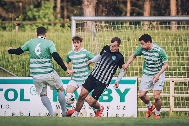 Fotbalisté Rájce-Jestřebí (zelenobílé dresy) v přípravě porazili Kunštát 6:3.