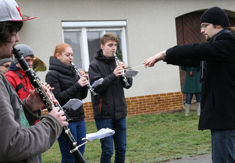 Dechový orchestr Malá Haná zahrál vánoční koledy v osmnácti obcích na Boskovicku a Svitavsku. Například v Cetkovicích.