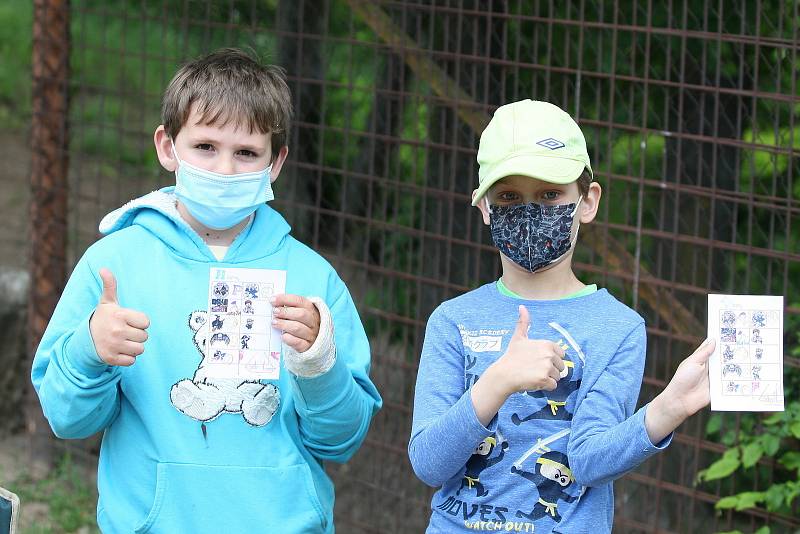 Vedle adamovské základní školy v ulici Ronovská bylo v úterý dopoledne pořádně živo. Aby ne, když tam žáci ze čtvrté třídy připravili pro své mladší kamarády na Den dětí spoustu zábavy.