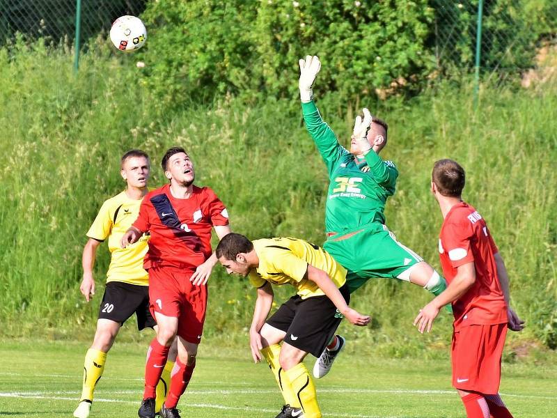 V utkání Moravskoslezské divize D porazili fotbalisté FK Blansko (červené dresy) tým FC Strání 4:2.