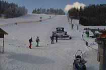 V Olešnici tahá od pátku lyžaře rolba. V pondělí je skiareál připravený otevřít.