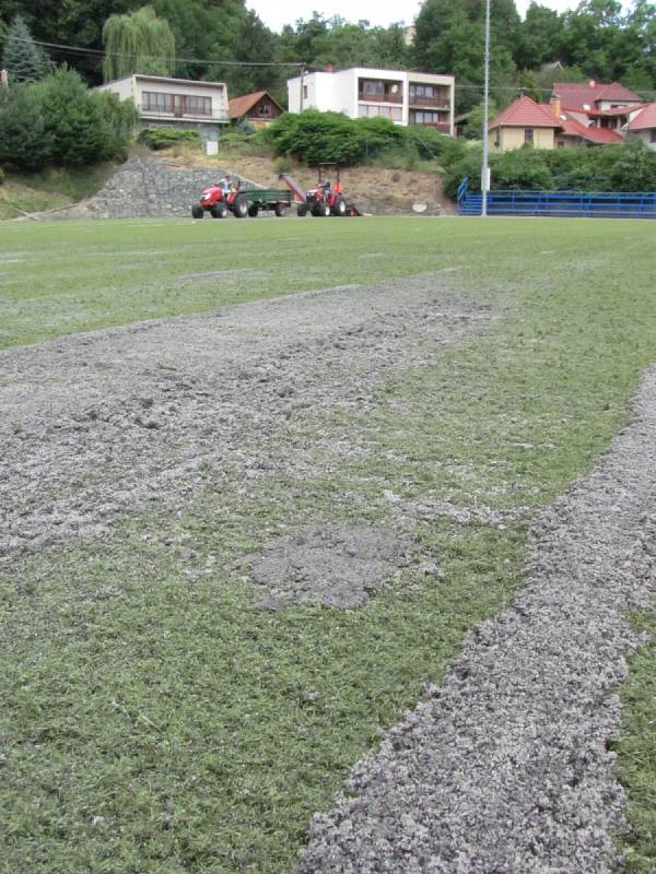 Fotbalisté Boskovic se můžou těšit na nový umělý trávník. Ten se na hřišti Pod hradem vyměňuje po deseti letech.