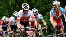 PELOTON V KRASU. Blanenskem a několika obcemi na Brněnsku se ve čtvrtek prohnal peloton cyklistů. Závodili na Liechtenstein Tour 2014, která měla start a cíl ve Vranově u Brna. Jely se dva hlavní závody. Na dvaapadesát a dvaadevadesát kilometrů.