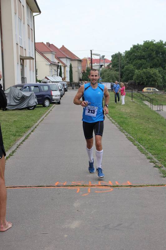 Běžci v cíli Blanenské etapy Moravského ultramaratonu v Lomnici u Tišnova.