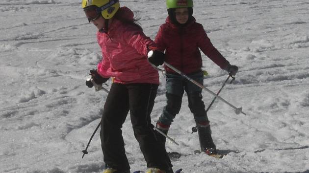 Školy pořádají čím dál častěji lyžařský výcvik i na prvním stupni. Také díky tomu, že je v blízkosti skiareál se zasněženým svahem, i když okolní kopce zůstavají hnědé.