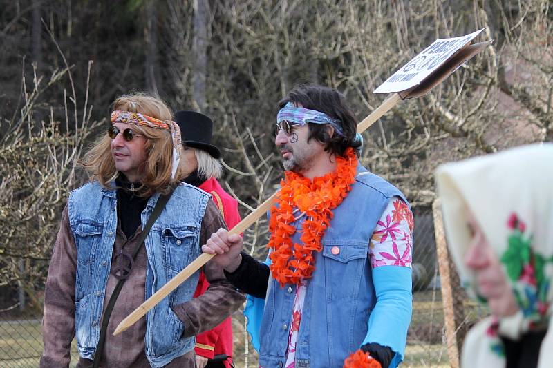 V masopustních průvodech na Blanensku mašírovali medvědi, hippies i kosmonauti. Na snímcích je ostatkové veselí v Těchově a na Obůrce.