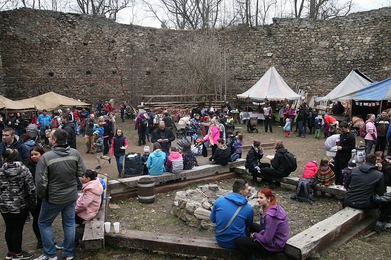 Nový hrad ovládl tradiční velikonoční jarmark.