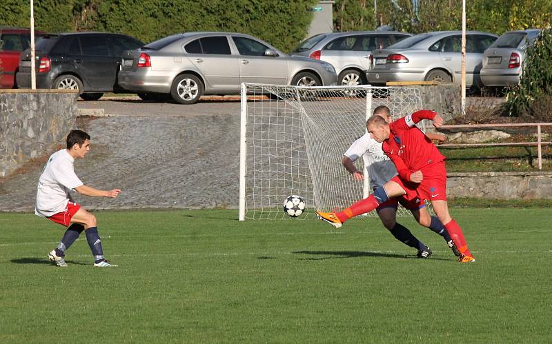 Fotbalisté Boskovic (v bílém) remizovali doma s favorizovanou Moravskou Slavií Brno 4:4. Domácí přitom ještě dvě minuty před koncem vedli 4:2. O výhru přišli až v nastavení.