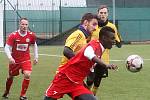 Přípravný zápas fotbalistů MFK Vyškov (červené dresy) se Slovanem Rosice byl pro oba týmy generálkou na start MSFL resp. divize. Po vítězství 2:0 byl spokojenější domácí Vyškov.