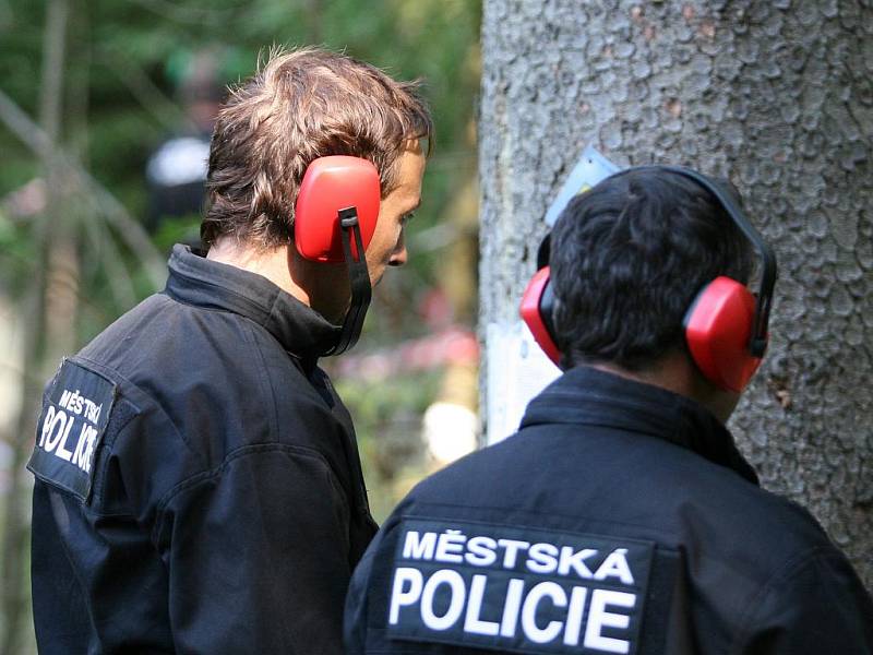 Přesnou mušku a rychlé reakce si vyzkoušeli policisté ve střelecké soutěži O pohár starostky města Blanska.