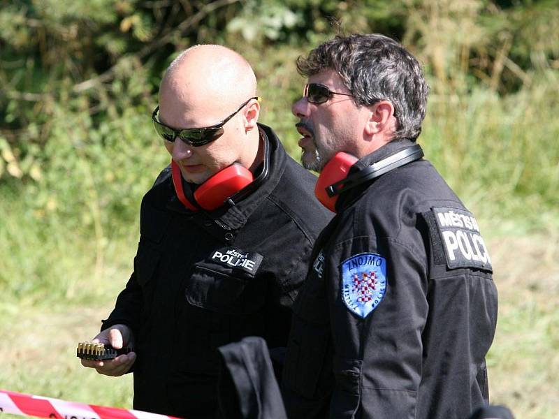 Přesnou mušku a rychlé reakce si vyzkoušeli policisté ve střelecké soutěži O pohár starostky města Blanska.