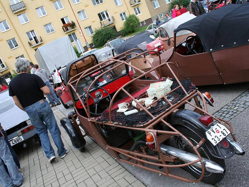 Blanskem projížděla kolona téměř čtyřicítky velorexů. Jejich majitelé se letos sjeli už podevatenácté. Sraz okořenily netradiční velorexy na čtyřech kolech.